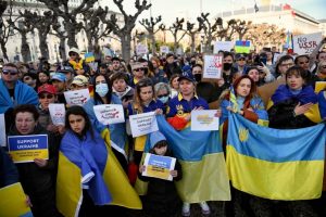 Photo of protestors holding Ukraine flags